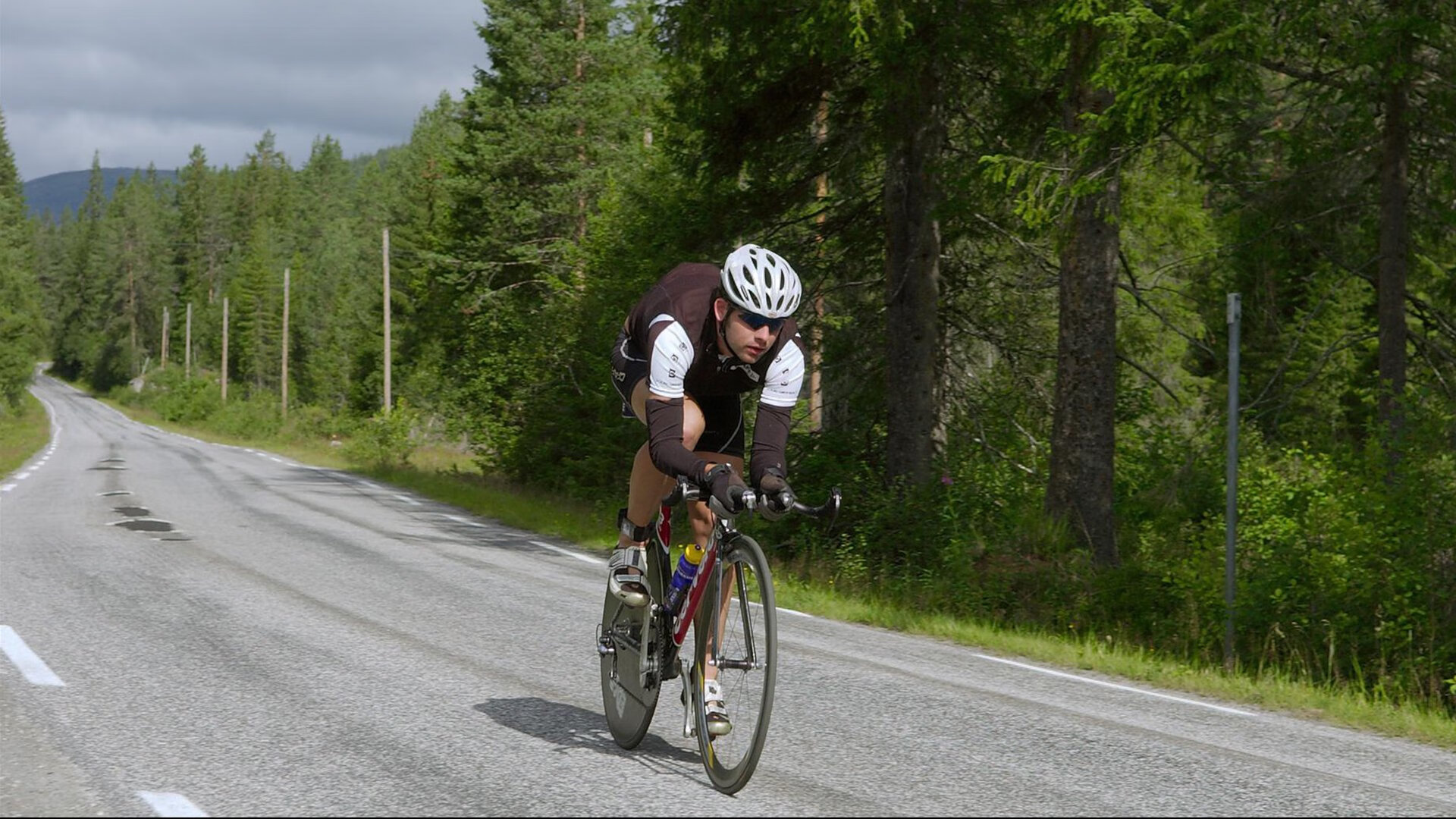 文化交流:各国球迷在赛场外友好互动,各国球员