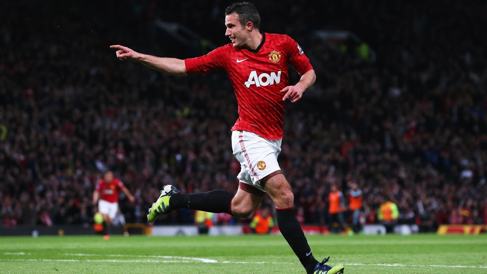 文化交流:各国球迷在赛场外友好互动,各国球员