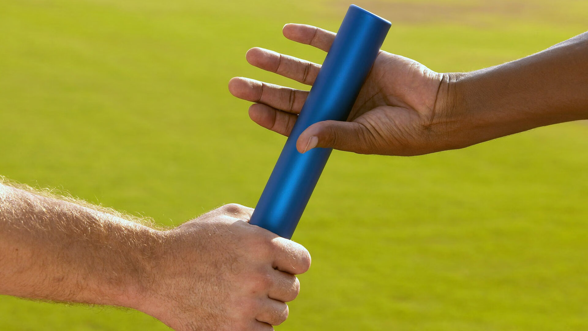 乐鱼app-英超裁判吹罚标准演变对犯规判定的影响分析，足球比赛裁判吹哨规则视频